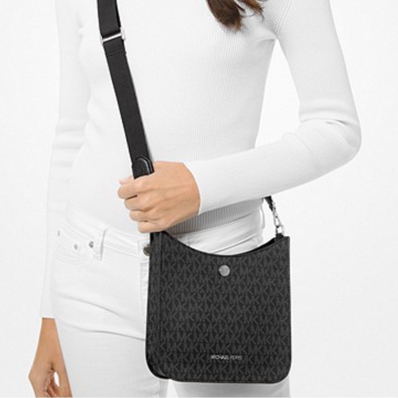 MICHAEL KORS
Briley Small Logo Messenger Bag BLACK SIGNATURE COLOR - Picture 4 of 15